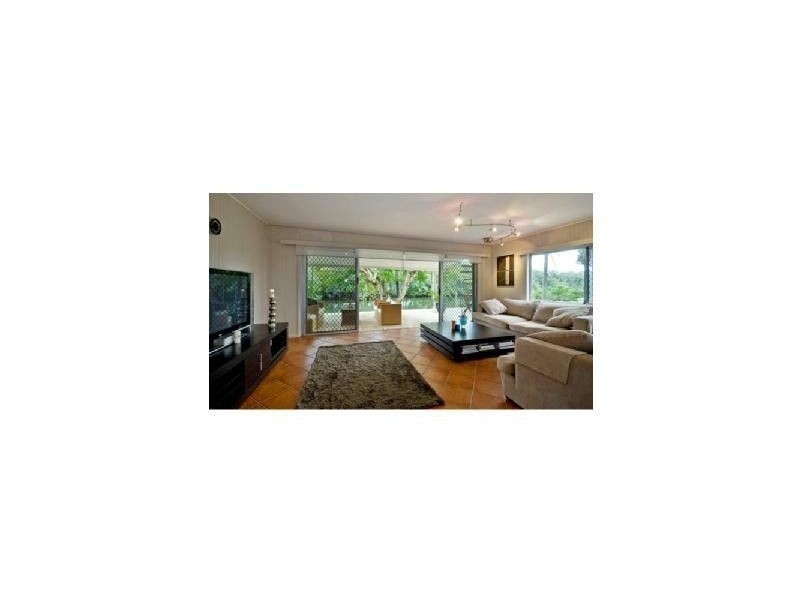 15 Costa Court, Broadbeach Waters QLD 4218