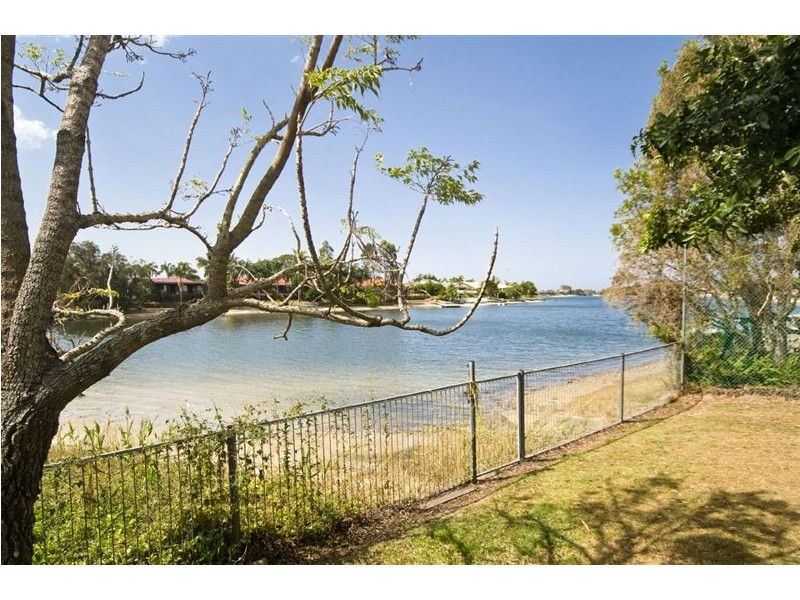 2 Wanneroo Court, Mermaid Waters QLD 4218