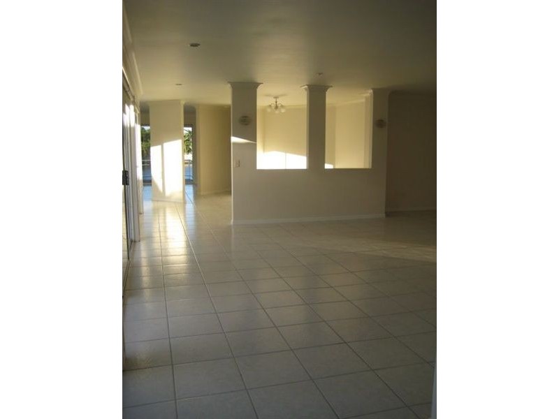 8 Portobello Drive, Mermaid Waters QLD 4218