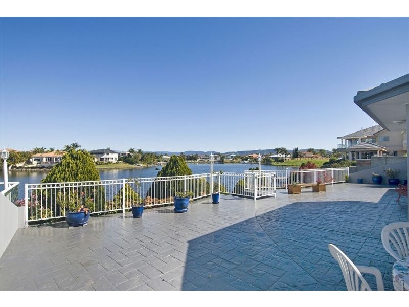 15 San Simeon Drive, Clear Island Waters QLD 4226