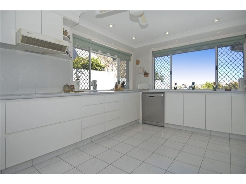 15 San Simeon Drive, Clear Island Waters QLD 4226