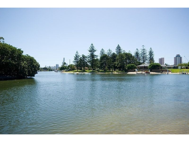 4 Beverley Crescent, Broadbeach Waters QLD 4218