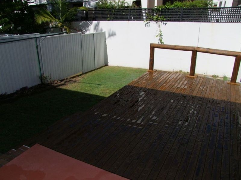 2/2 Karbunya, Mermaid Waters QLD 4218