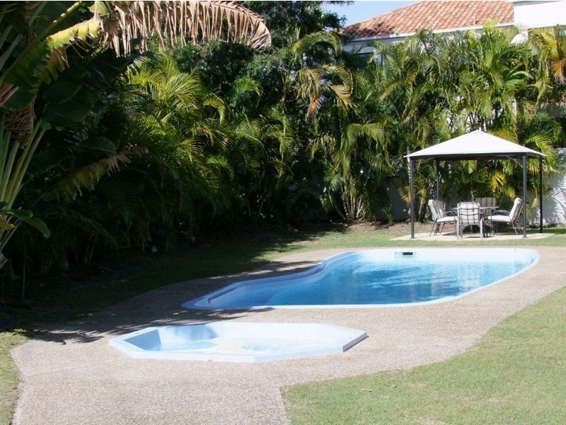 2/2 Karbunya, Mermaid Waters QLD 4218