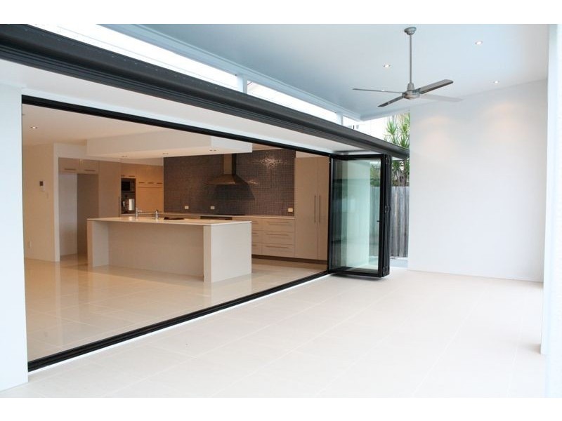 3 Maureen Court, Broadbeach Waters QLD 4218