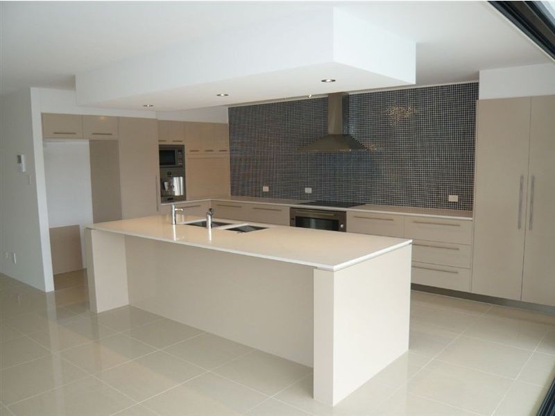 3 Maureen Court, Broadbeach Waters QLD 4218