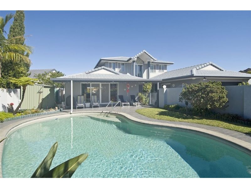 15 San Simeon Drive, Clear Island Waters QLD 4226