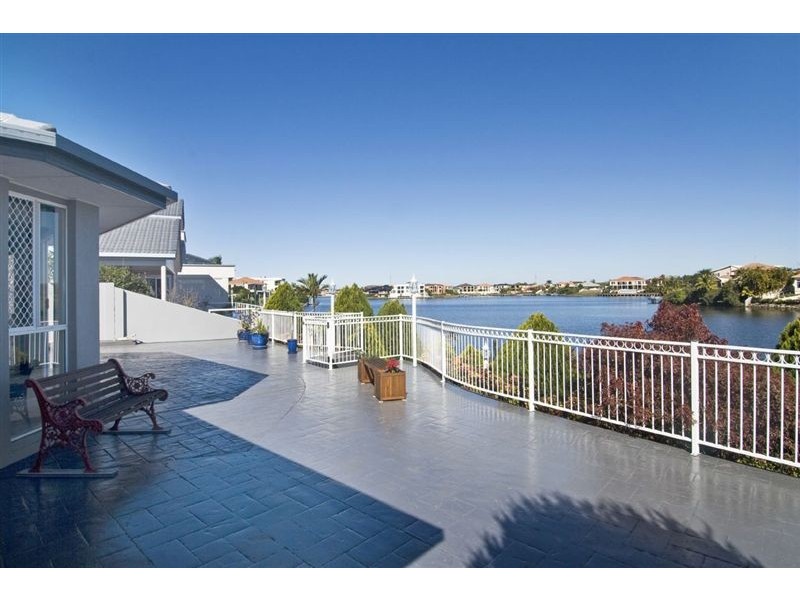 15 San Simeon Drive, Clear Island Waters QLD 4226