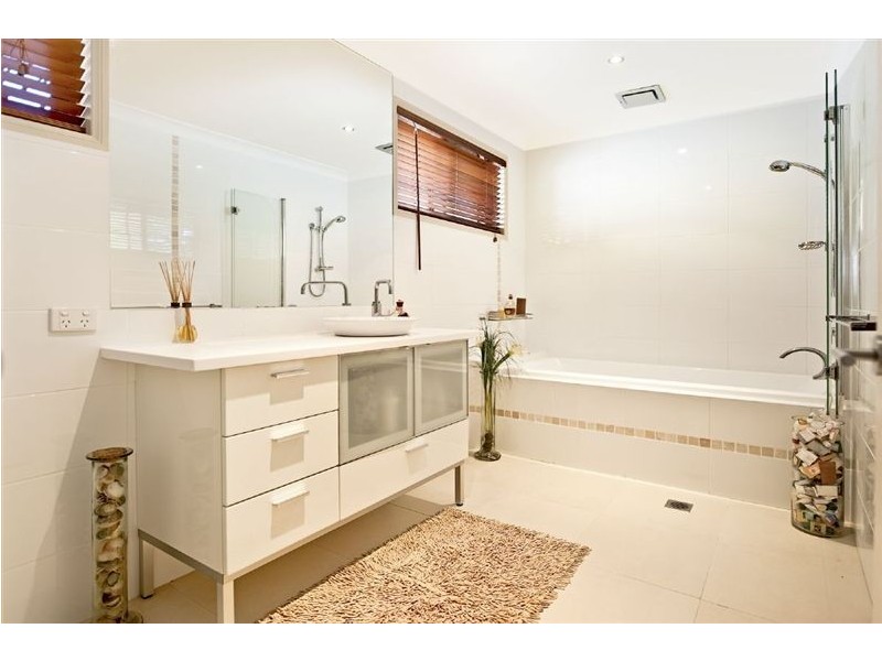68 Oceanic Drive, Mermaid Waters QLD 4218