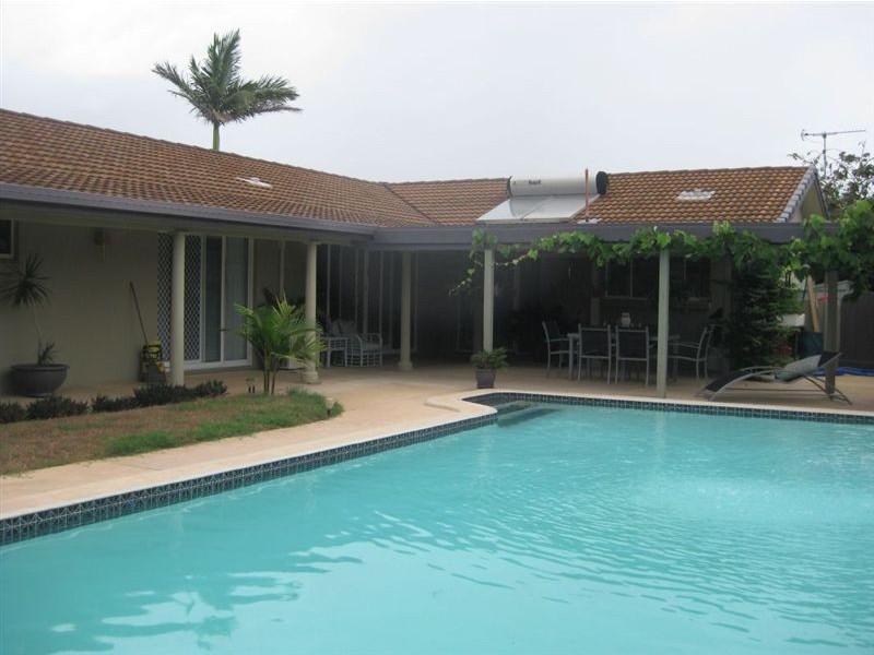 15 Weatherly Avenue, Mermaid Waters QLD 4218