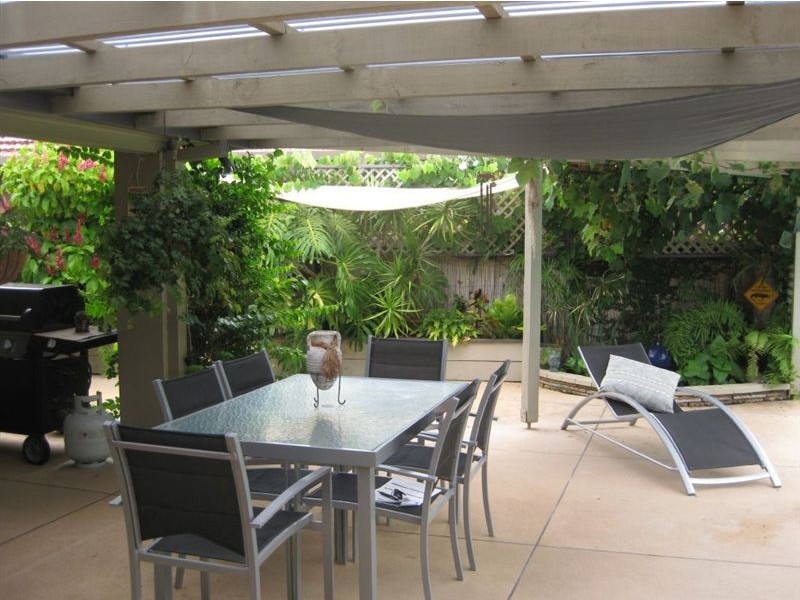 15 Weatherly Avenue, Mermaid Waters QLD 4218