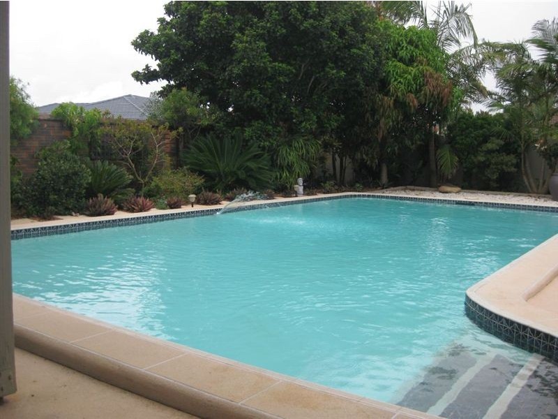 15 Weatherly Avenue, Mermaid Waters QLD 4218