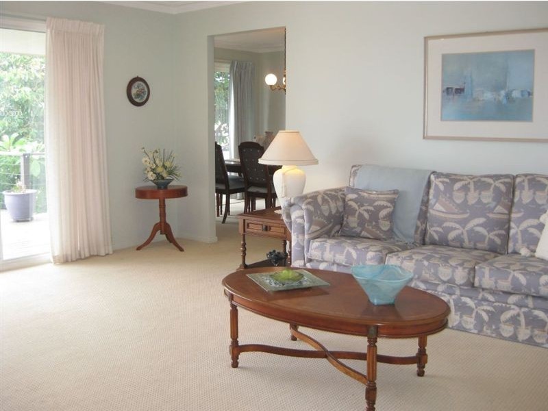 15 Weatherly Avenue, Mermaid Waters QLD 4218