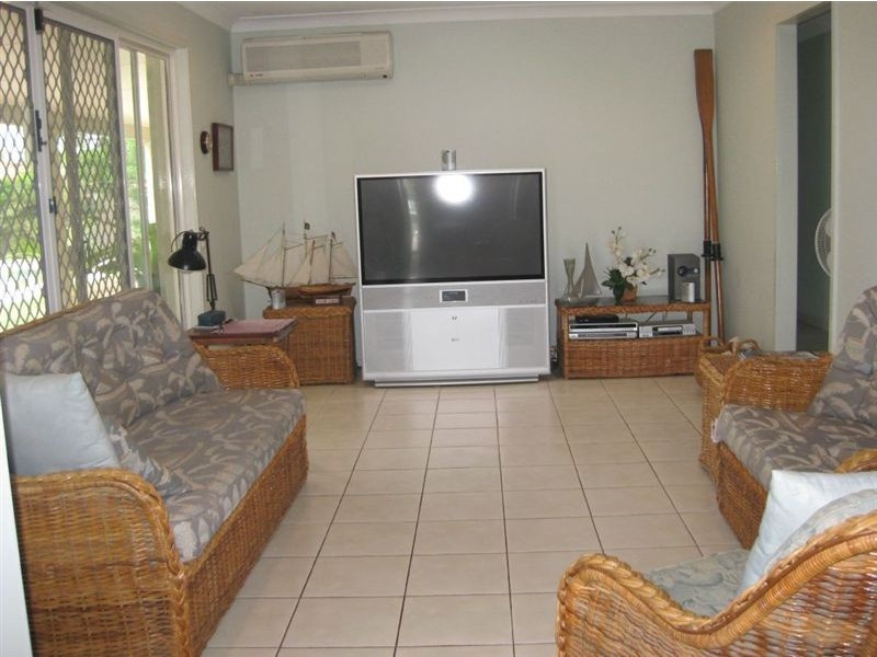 15 Weatherly Avenue, Mermaid Waters QLD 4218