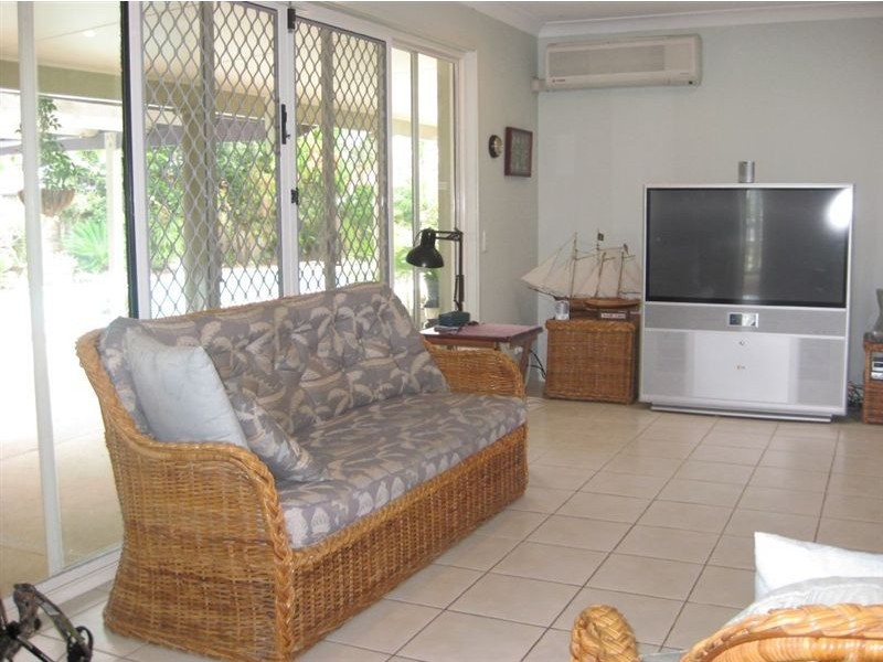 15 Weatherly Avenue, Mermaid Waters QLD 4218