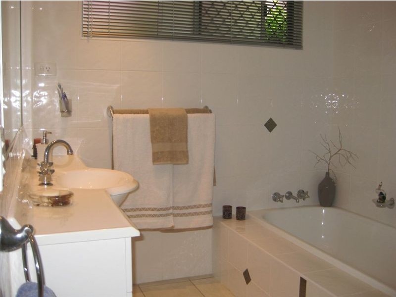 15 Weatherly Avenue, Mermaid Waters QLD 4218