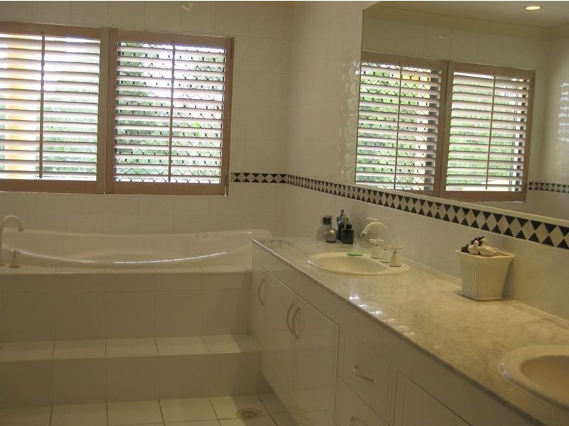 8/125 Santa Cruz Boulevard, Clear Island Waters QLD 4226