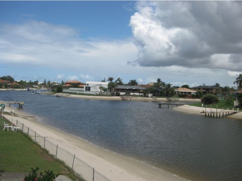 15 Weatherly Avenue, Mermaid Waters QLD 4218