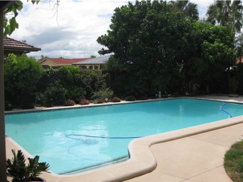 15 Weatherly Avenue, Mermaid Waters QLD 4218