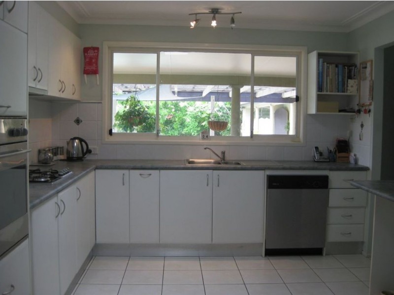 15 Weatherly Avenue, Mermaid Waters QLD 4218