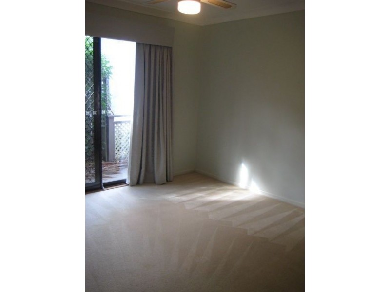 15 Weatherly Avenue, Mermaid Waters QLD 4218