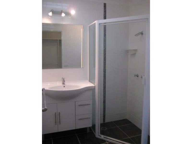 15 Weatherly Avenue, Mermaid Waters QLD 4218