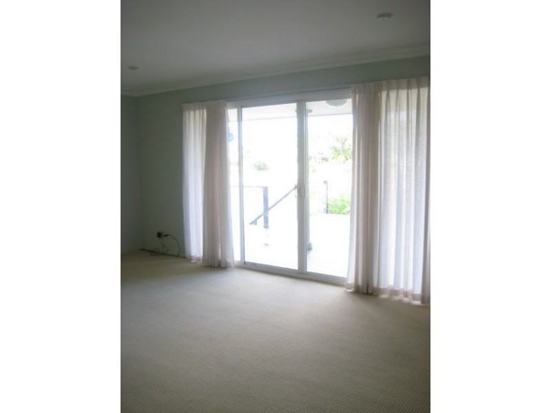 15 Weatherly Avenue, Mermaid Waters QLD 4218