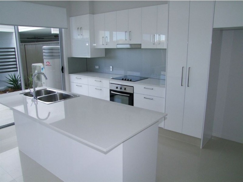 14 South Bay Drive, Varsity Lakes QLD 4227