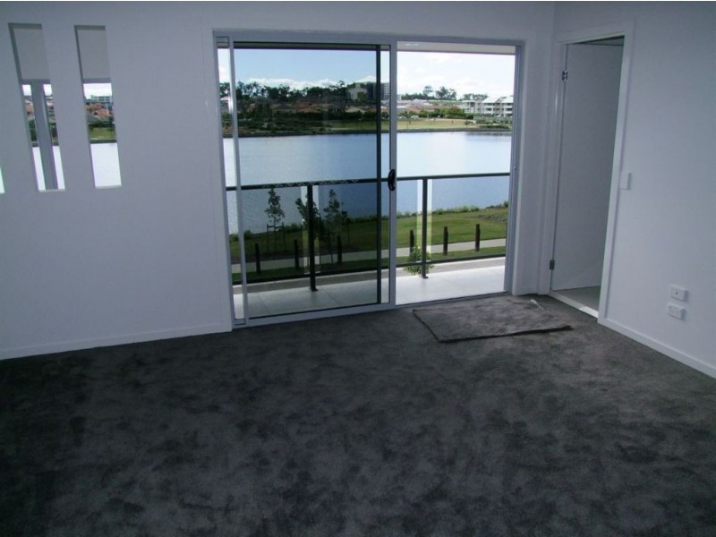 14 South Bay Drive, Varsity Lakes QLD 4227