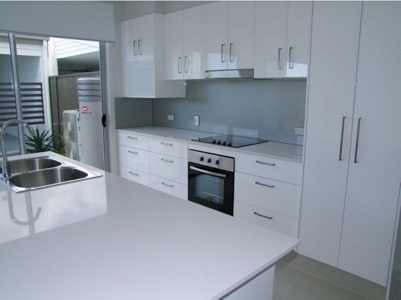 16 South Bay Drive, Varsity Lakes QLD 4227