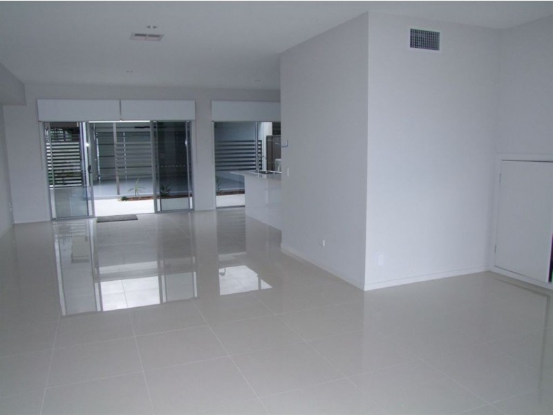 16 South Bay Drive, Varsity Lakes QLD 4227