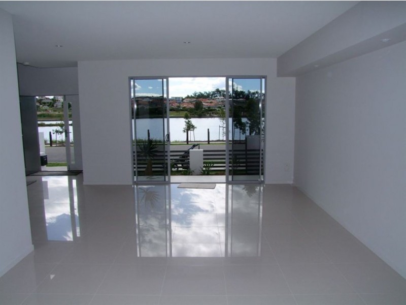 16 South Bay Drive, Varsity Lakes QLD 4227