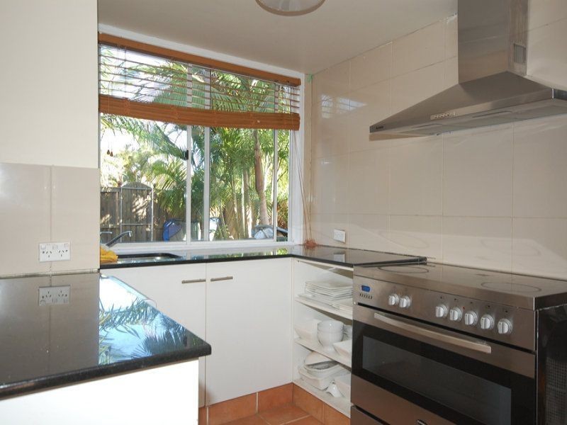 27/2 St Kevins Avenue, Benowa QLD 4217