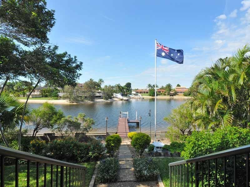 9 Weatherly Avenue, Mermaid Waters QLD 4218