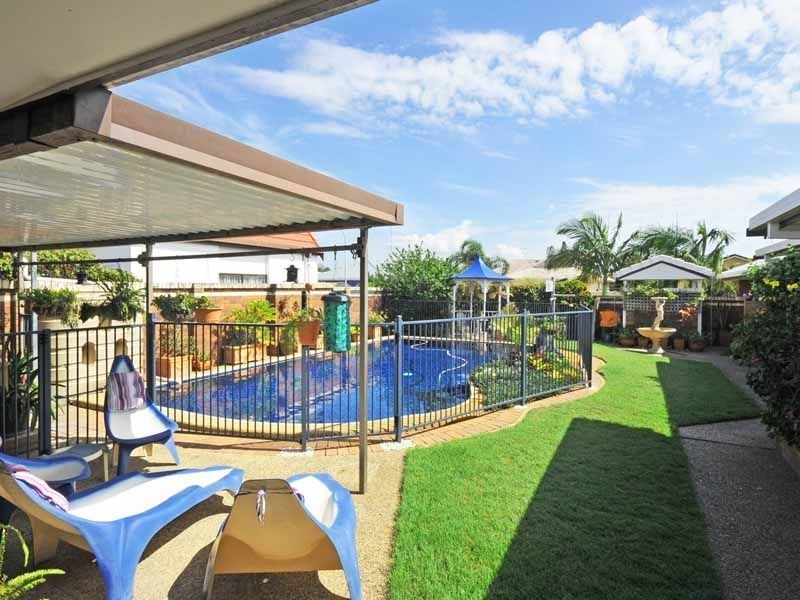 9 Weatherly Avenue, Mermaid Waters QLD 4218