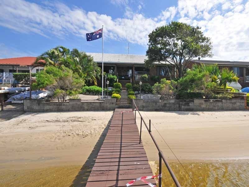 9 Weatherly Avenue, Mermaid Waters QLD 4218