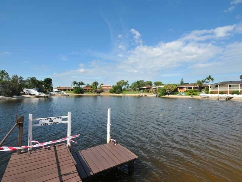 9 Weatherly Avenue, Mermaid Waters QLD 4218