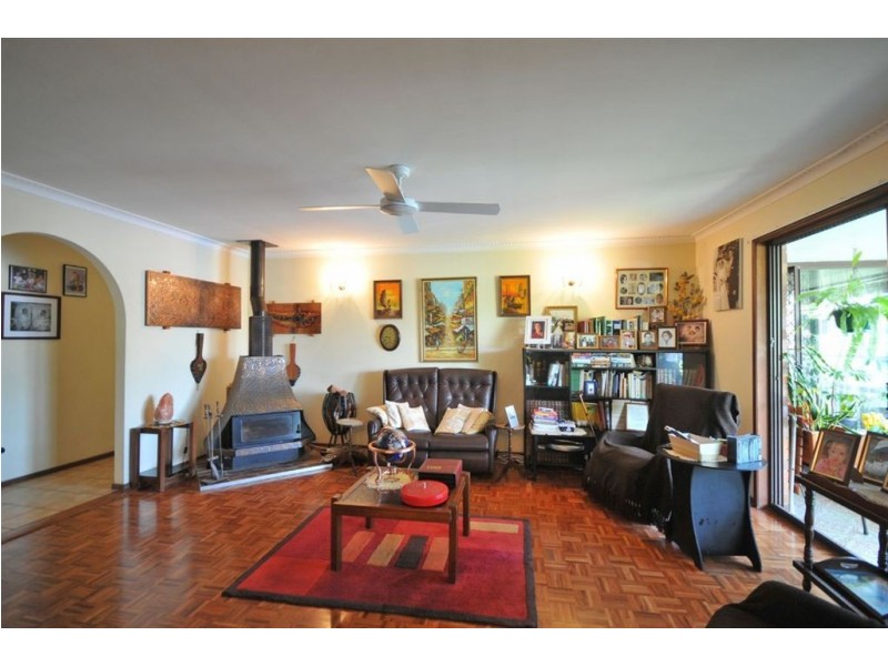 9 Weatherly Avenue, Mermaid Waters QLD 4218