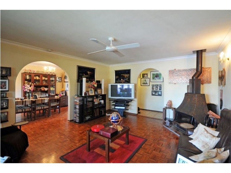 9 Weatherly Avenue, Mermaid Waters QLD 4218