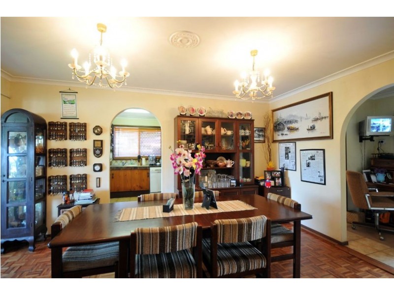 9 Weatherly Avenue, Mermaid Waters QLD 4218