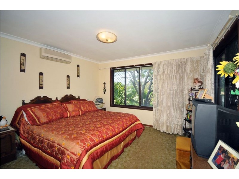 9 Weatherly Avenue, Mermaid Waters QLD 4218