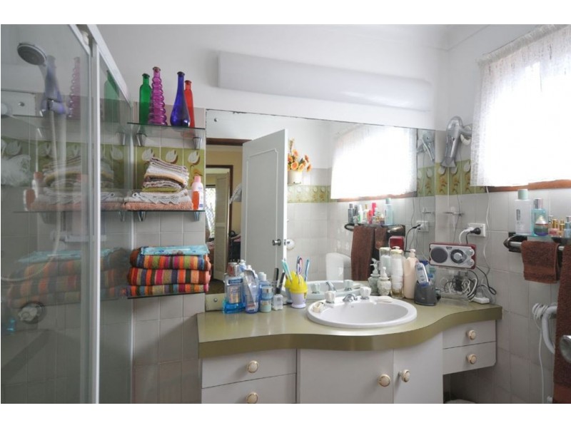 9 Weatherly Avenue, Mermaid Waters QLD 4218