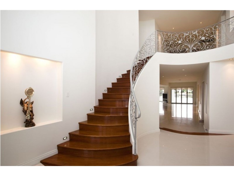 8 San Simeon Drive, Clear Island Waters QLD 4226