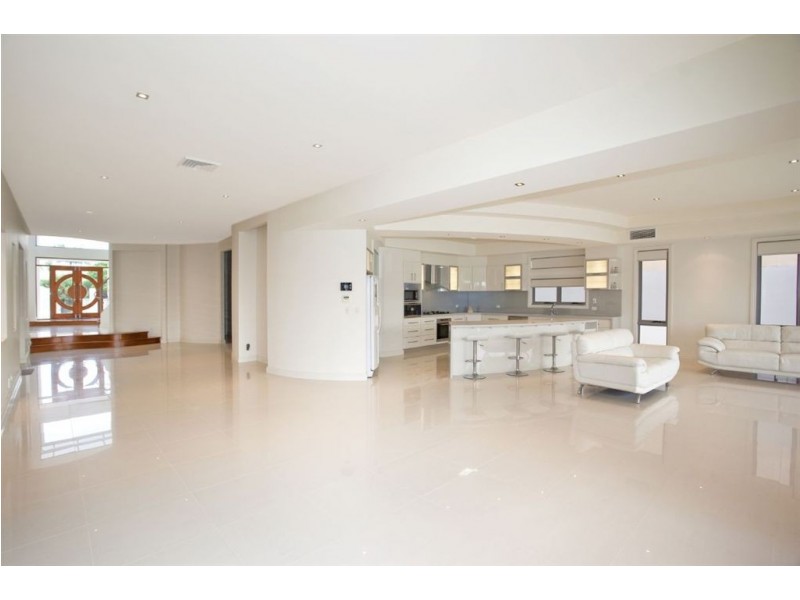 8 San Simeon Drive, Clear Island Waters QLD 4226