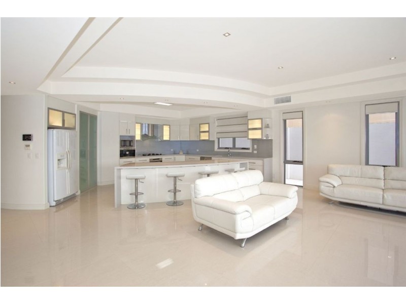 8 San Simeon Drive, Clear Island Waters QLD 4226