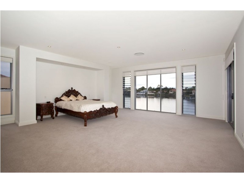 8 San Simeon Drive, Clear Island Waters QLD 4226