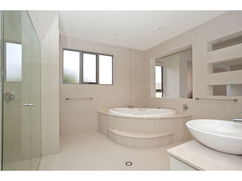 8 San Simeon Drive, Clear Island Waters QLD 4226