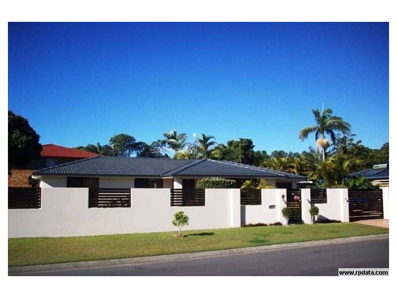18 Rawlinna Drive, Mermaid Waters QLD 4218