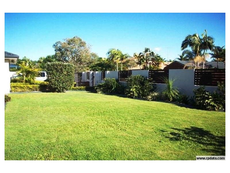18 Rawlinna Drive, Mermaid Waters QLD 4218