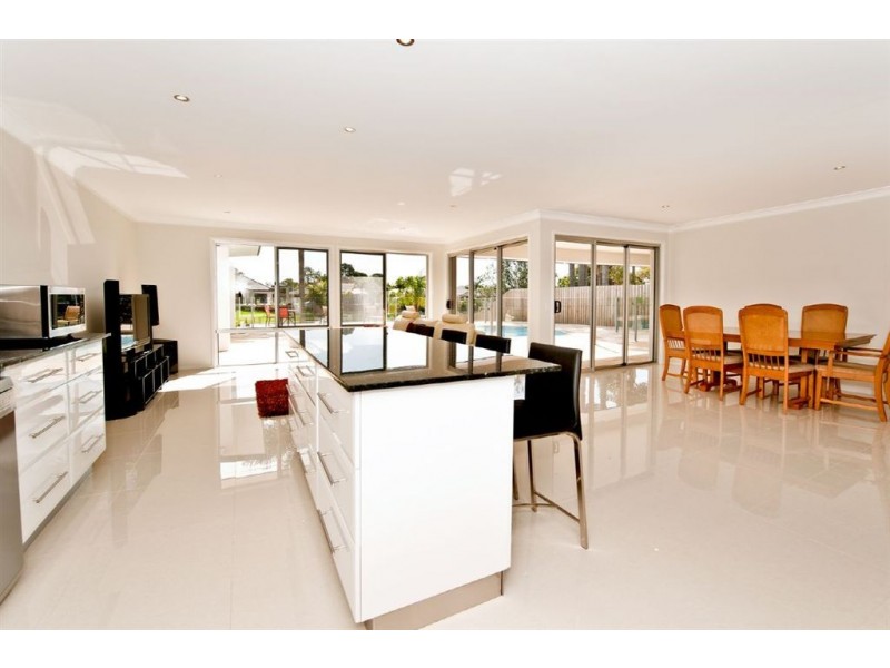 8 Winch Court, Mermaid Waters QLD 4218